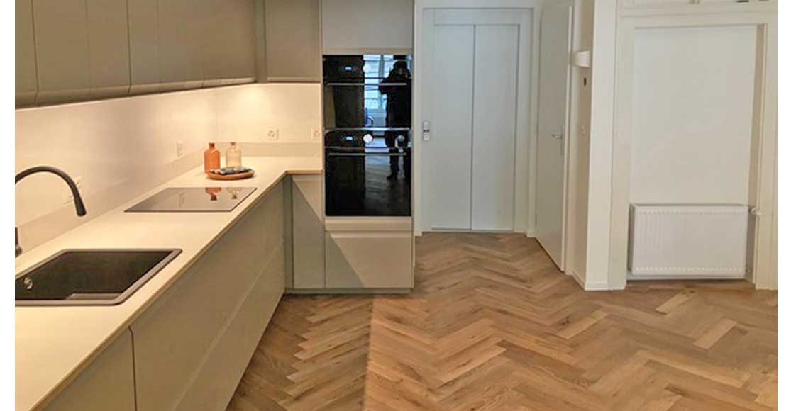 Foto: Küche mit Blick auf die Fahrstuhltüre Altstadtwohnung Porrentruy