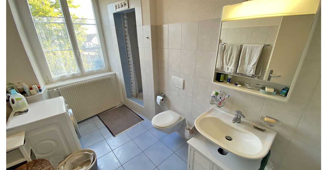 Foto: Küche mit Blick auf die Fahrstuhltüre Altstadtwohnung Porrentruy